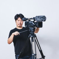 ムービー撮影しながら目視も欠かさないカメラマンの撮影風景の写真