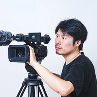AG-UX180のビデオカメラでムービー撮影する男性カメラマンの写真