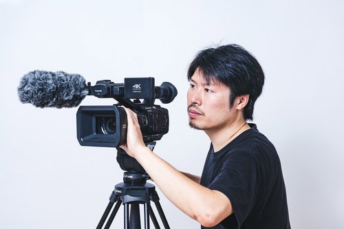 AG-UX180のビデオカメラでムービー撮影する男性カメラマン