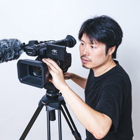 モニターを見ながら構図を決めるカメラマンの写真