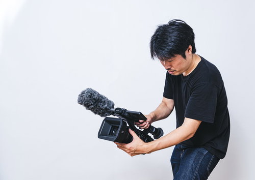 ハンディカメラでも安定したムービー撮影を行うカメラマン
