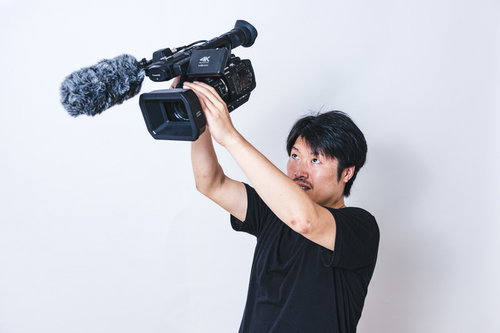 ハイアングルを要望されて手を伸ばして撮る様子