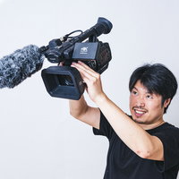 業務用4Kカムコーダーをハンディで持ち上げ続けるのは筋力がいるの写真