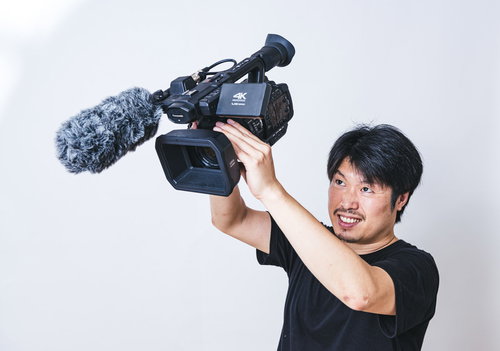 業務用4Kカムコーダーをハンディで持ち上げ続けるのは筋力がいる