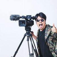 三脚のビデオカメラで撮影準備OK、カメラマンの写真