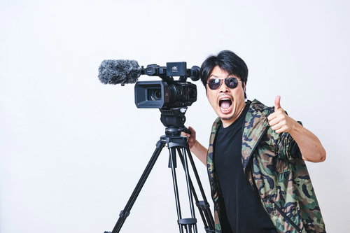 三脚のビデオカメラで撮影準備OK、カメラマン