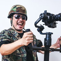 ジンバルで動画撮影するカメラマン男性の撮影風景の写真