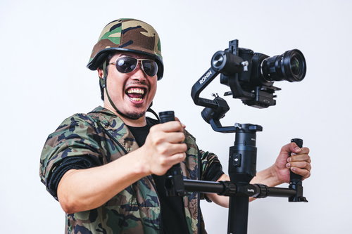 ジンバルで動画撮影するカメラマン男性の撮影風景