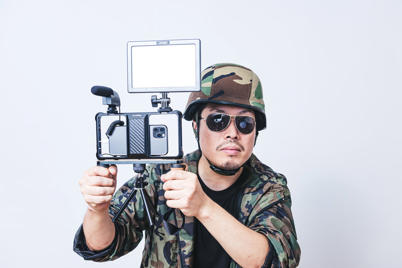 照明機材とマイクを使ってスマートフォンで動画撮影する男性［モデル：瀧野恵太］