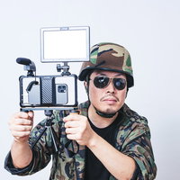 スマホと本格撮影機材でガチ動画撮影に挑む男性の写真