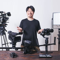 笑顔で動画機材を紹介するYouTuberと撮影機器の写真