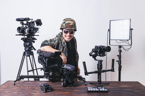 動画機材に囲まれてドヤる男性YouTuber