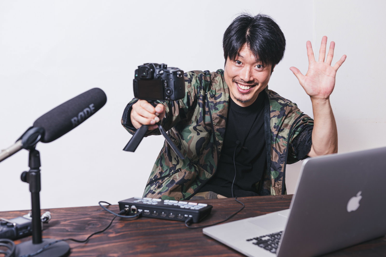 一眼カメラを使って自撮り撮影している男性［モデル：瀧野恵太］