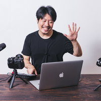 画面越しにお礼を言うYouTuber男性配信者の写真