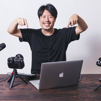 チャンネル登録よろしくねと指をさす動画配信者の男性の写真