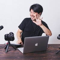 抽選で5名様に！動画撮影機材を使うYouTuber男性の写真