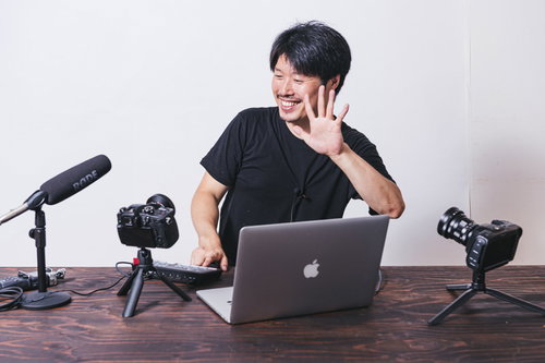 抽選で5名様に！動画撮影機材を使うYouTuber男性