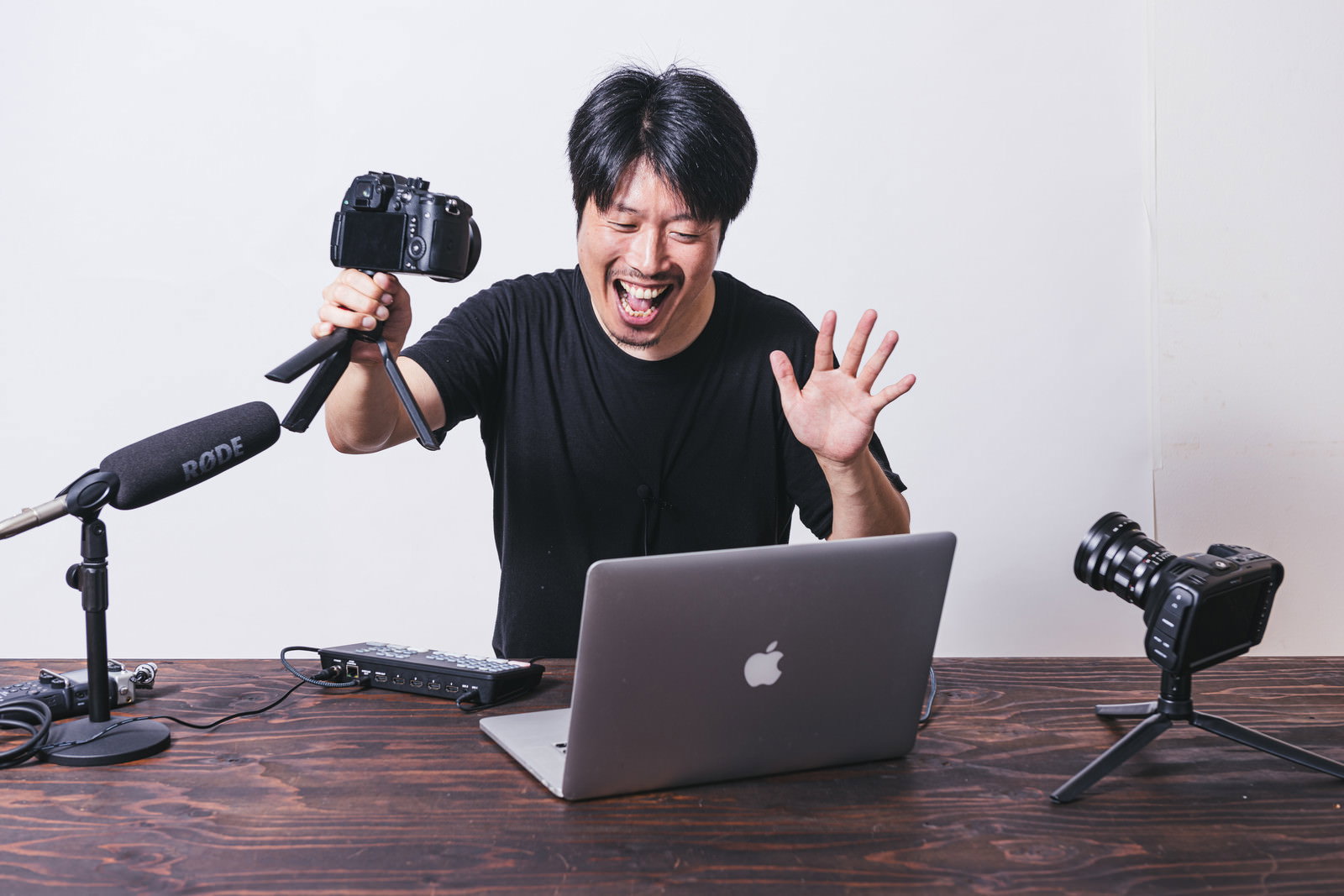 パソコンとカメラを使って一人で動画撮影をしている男性クリエイター［モデル：瀧野恵太］