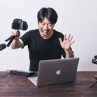パソコンとカメラを使って一人で収録を行う動画クリエイターの写真