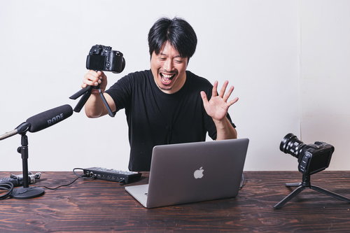 パソコンとカメラを使って一人で収録を行う動画クリエイター