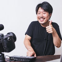 スイッチャーを使ってカメラを切り替える男性YouTuberの写真