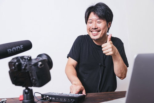 スイッチャーを使ってカメラを切り替える男性YouTuber