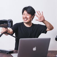 視聴者に笑顔を送るYouTuberの撮影風景の写真