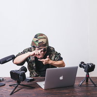 構図に厳しいYouTuberの動画撮影風景の写真