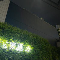 夜間にライトアップされた渋谷の道玄坂の坂道の写真