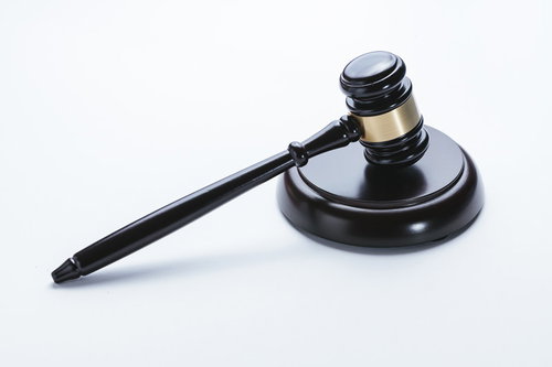 黒い柄と金色装飾のハンマープライス、サウンドブロック付き