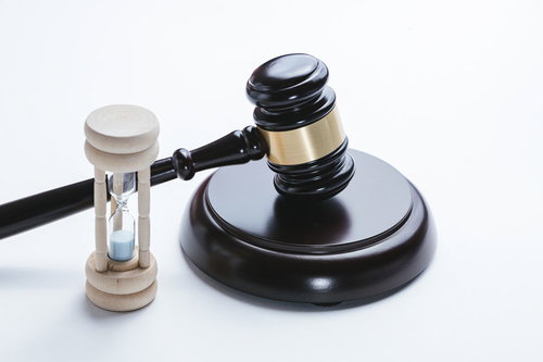 スナイプ入札で決まるオークションのジャッジを象徴するガベルと砂時計