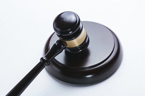 黒い台座に置かれたジャッジガベル、法廷での判決と競売での落札の象徴