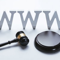 インターネットオークションの判決を示すガベルとWWWの写真
