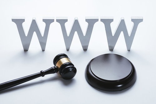 インターネットオークションの判決を示すガベルとWWW