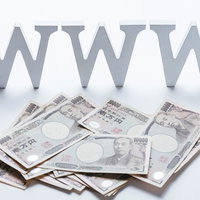 ネットビジネスで大儲けするイメージの札束とWWWの写真