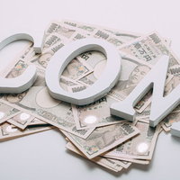 comドメインと札束で表現するWebサイトの売買の写真