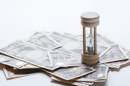 タイムイズマネー、砂時計と札束で表現した時間とお金
