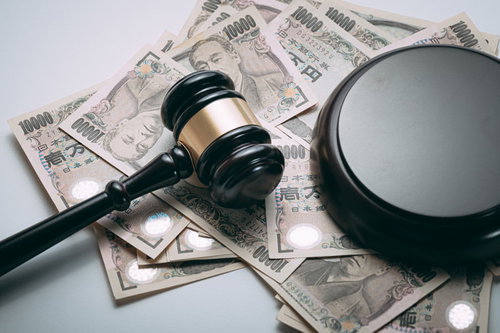 オークションで競り落とした結果、手にした札束とガベル