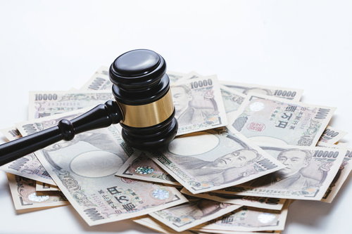 即決価格で落札を決める木槌と札束の法的取引