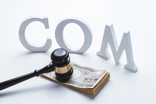 中古ドメインオークション、木製ガベルと札束、COM文字