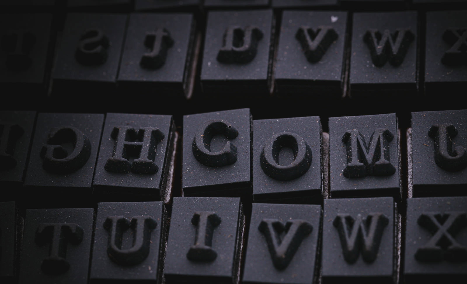 黒いスタンプに白文字でCOMと刻印されたドメイン用判子