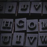 COMドメインのスタンプ黒地に白文字のシンプルな判子の写真