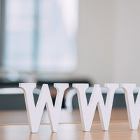 机上に配置された草不可避なWWW文字オブジェクトの写真