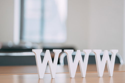 机上に配置された草不可避なWWW文字オブジェクト