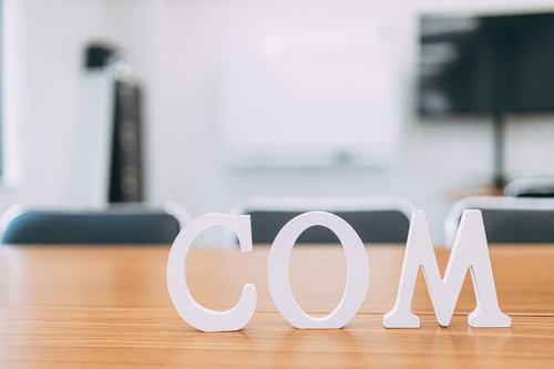 白いCOM立体文字でドメイン取得をイメージした.comのドメイン