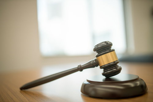 判決が下されたガベルと法廷の木槌