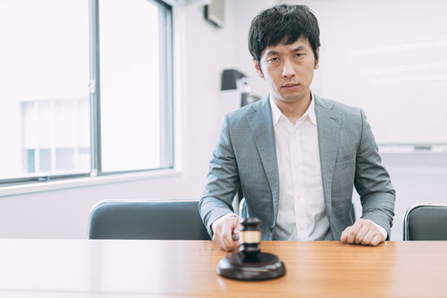 ガベルを手にして判断を下すビジネスマン、オフィスでの法的決定