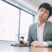 まったく利益が出ずに落札終了で落胆するスーツ姿の男性の写真