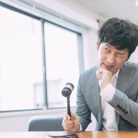 オークション開始直前まで入札に慎重な男性の写真