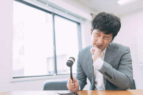 オークション開始直前まで入札に慎重な男性